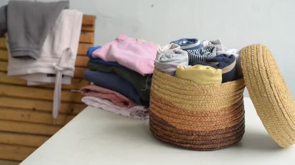 Kadın Çamaşırları Çamaşır Sepetine Koyuyor Sürdürülebilir Yaşam Geri Dönüşüm Için — Stok video