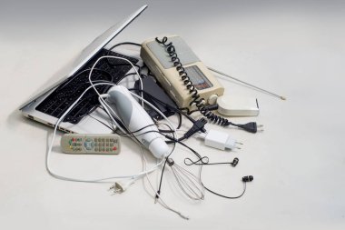 Elektronik atık geri dönüşümü için kullanılan aletler. Sürdürülebilir bir hayatın e-hurda konsepti