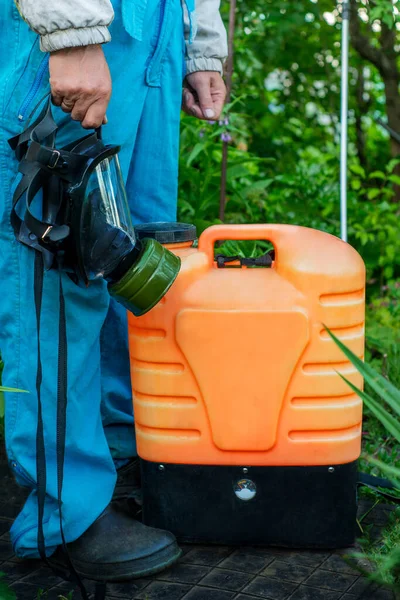Electric Garden Sprayer Farmer Protective Suit Mask Agricultural Sprayer Garden — Stock Photo, Image