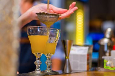 Barmen bir kokteyl hazırlar