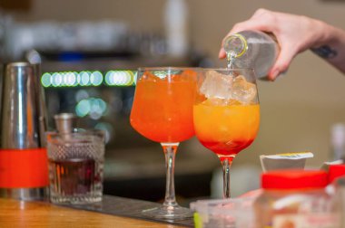 Barmen bir kokteyl hazırlar