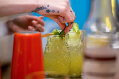 Barmen bir kokteyl hazırlar