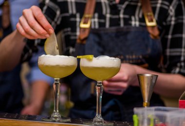 Barmen bir kokteyl hazırlar