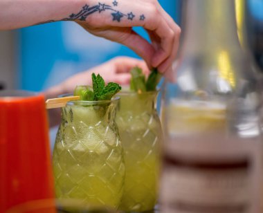 Barmen bir kokteyl hazırlar