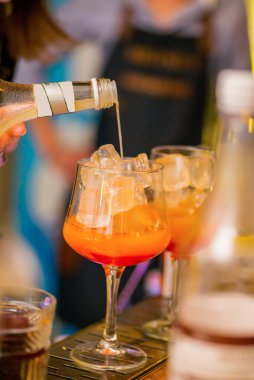 Barmen bir kokteyl hazırlar