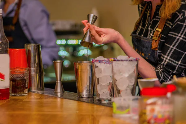 Barkeeper Bereitet Einen Cocktail — Stockfoto