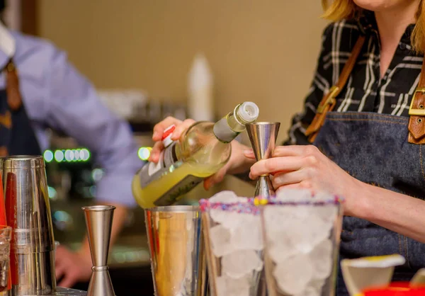 Barkeeper Bereitet Einen Cocktail — Stockfoto