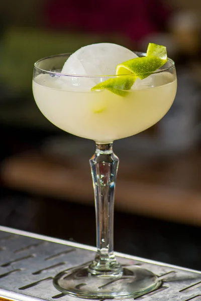 Barkeeper Macht Einen Cocktail — Stockfoto