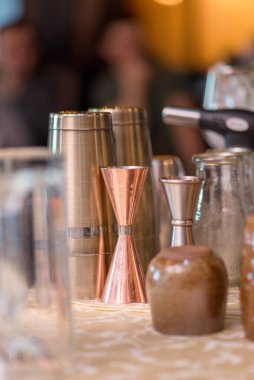 Kadın barmen kokteyl hazırlıyor.