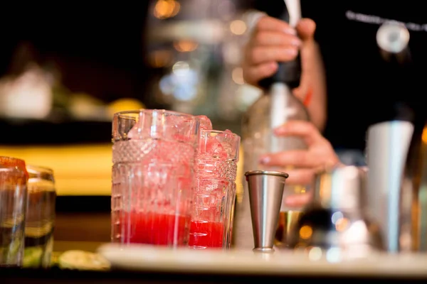 Barkeeperin Bereitet Cocktail Einer Cocktailbar — Stockfoto