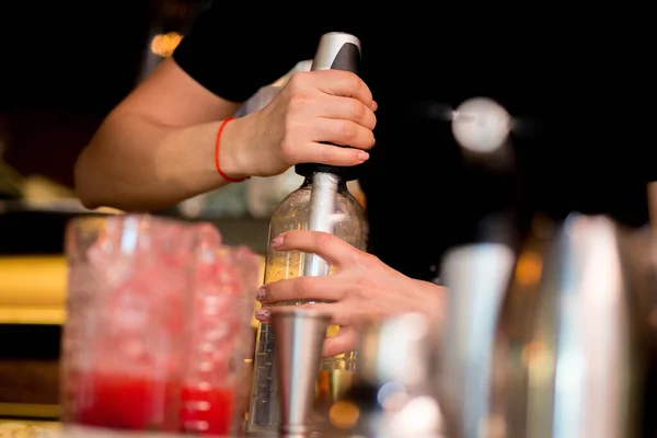 Barkeeperin Bereitet Cocktail Einer Cocktailbar — Stockfoto