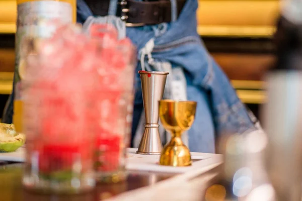 Female Bartender Preparing Cocktail Cocktail Bar — Stock Photo, Image