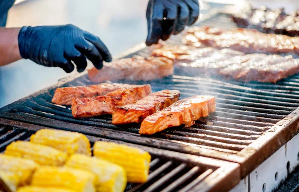 Grillhal Főzés Kesztyűs Kezek Haldarabokat Forgatnak Grillen Grillezett Lazac Faszén — Stock Fotó