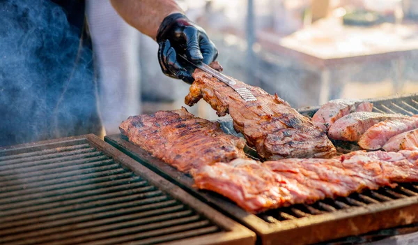 Barbecue Bordák Kesztyűs Férfi Grillezett Bordát Pörkölt Egy Széngrillre Piknik — Stock Fotó