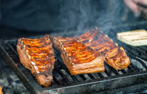 Costillas Barbacoa Chef Brasero Fríe Costillas Fuego Abierto Costillas Fritas —  Fotos de Stock