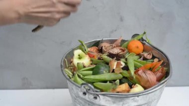 Organik atıkları gübre kovasına atın. Organik mutfak atıklarını gübre kovasında sıraladım. Sürdürülebilir yaşam tarzı konsepti. Gübre kutusu. Geri dönüşüm, humus ve doğal gübre.