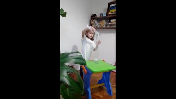 Child Make Chemistry Experiment Home Test Tube Child Makes Soda — Vídeo de Stock