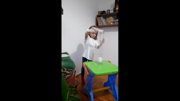 Дитина Робить Хімічний Експеримент Вдома Пробірці Вертикальне Відео Самоосвіта Дистанційна — стокове відео