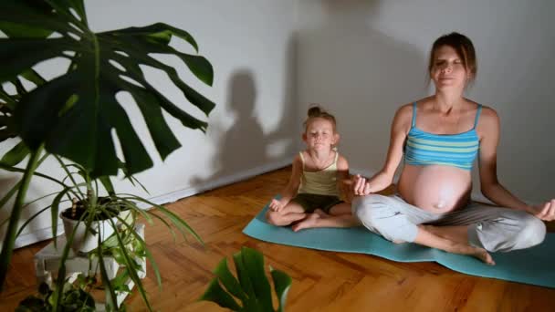 Вагітна Мати Дитина Роблять Йогу Разом Вдома Діти Йога Мамою — стокове відео
