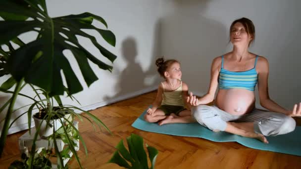 Pregnant Mother Her Baby Yoga Together Home Kids Yoga Mom — Stockvideo