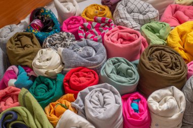 Bir sürü bükülmüş kıyafet. Japon metoduna göre şeylerin dikey depolanması. Sürdürülebilir yaşam kavramı. Geri dönüşüm için ikinci el sınıflandırılıyor