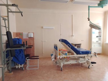 Doğum için jinekolojik sedyesi olan doğum odası, doğum için duvar demirleri ve tıbbi gereçler. Doğumhane. Çocuk doğurmak için modern koğuş. İçerideki doğum hastanesi.