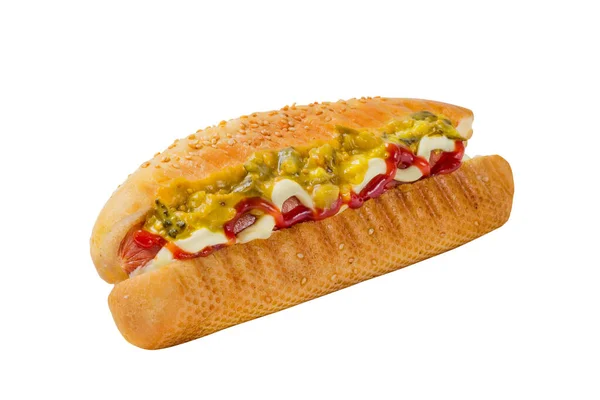 白パンにソースと漬物が添えられたホットドッグ — ストック写真