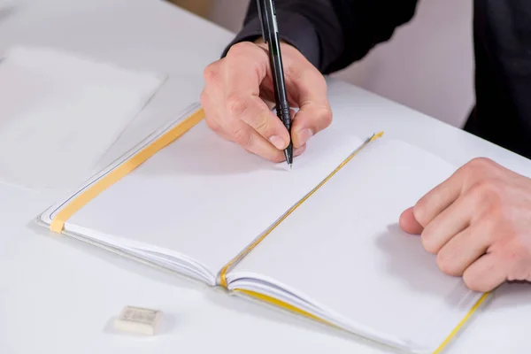 Persona Toma Notas Dibujos Cuaderno Con Una Pluma —  Fotos de Stock