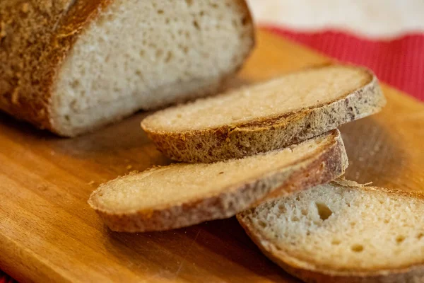 白面包上切菜板 — 图库照片
