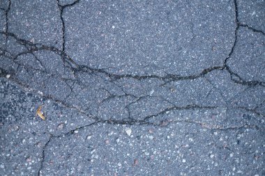 Mavi-gri renkte asfaltın pürüzlü dokusu