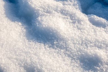 Parlak kar arka planı. Kışın kumsal.