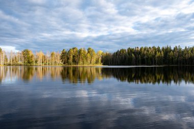 Suda yansıması olan göl manzarası