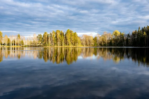 Suda yansıması olan göl manzarası