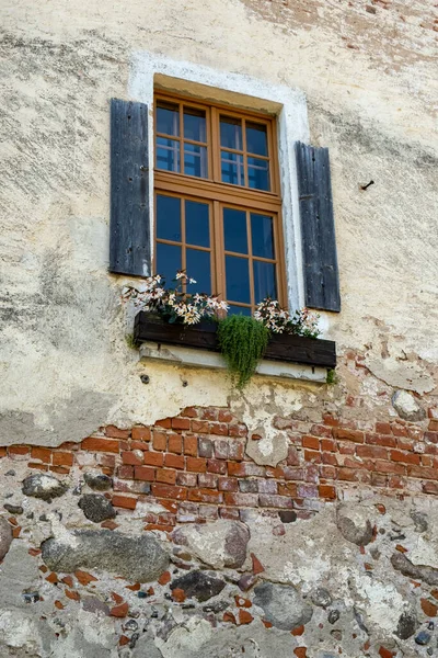 Window Open Shutters Flowers Windowsill — Stock Photo, Image