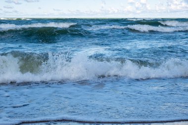 Yaz gününde dalgalı deniz.