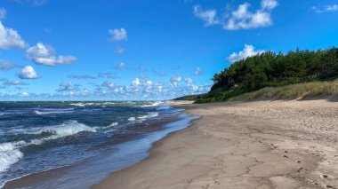 Güneşli yaz gününde dalgalı deniz.