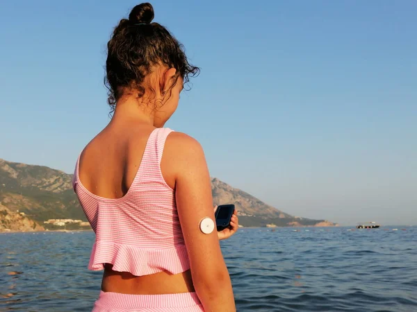 Girl Checks Glucose Level Cgm Device Enters Sea Right Arm — Stock Photo, Image