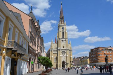 Şehir merkezi meydanı turistlerle ve Novi Sad 'daki 1892 katedraliyle doluydu. Güzel mimari. Sırbistan, Mayıs 2022