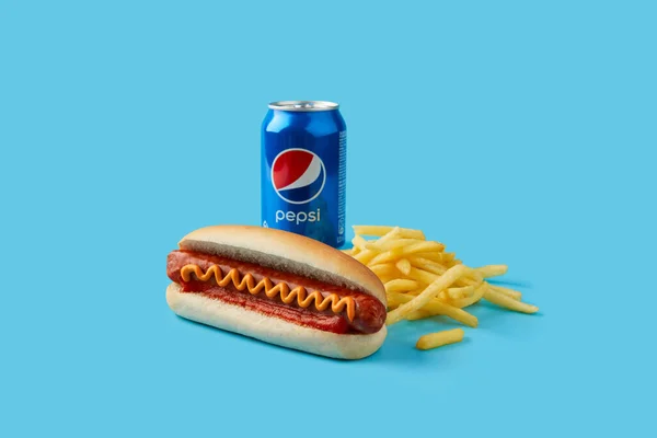 KIEV, UCRAINA - 16 SETTEMBRE 2021. Classico hot dog con patatine fritte e Pepsi cola sul tavolo blu. Menù ristorante — Foto Stock