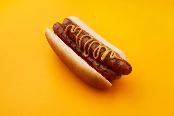 Klassieke hotdog met dubbele wurst, ketchup en mosterd op oranje achtergrond. Menu voor restaurant — Stockfoto
