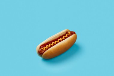 Klasik sosisli, ketçap ve hardallı sosisli sandviç. Restoran için menü