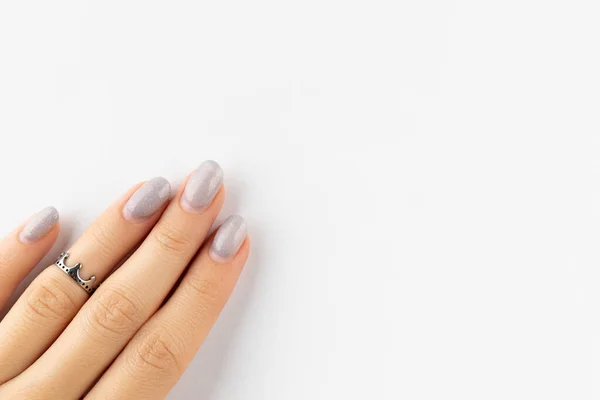 Frauenhand Mit Gewachsener Maniküre Auf Weißem Hintergrund Mit Kopierraum Acrylnägel — Stockfoto