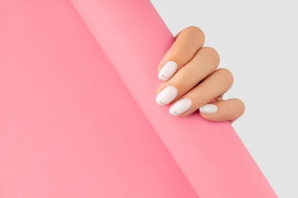 Mujeres Manos Con Manicura Francesa Blanca Moda Tratamiento Belleza Spa — Foto de Stock