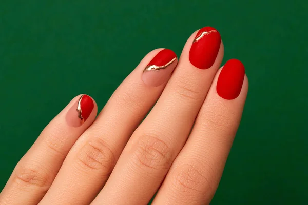 Mão de mulheres com a manicura vermelha na moda fecham. Natal design de unhas do ano novo — Fotografia de Stock