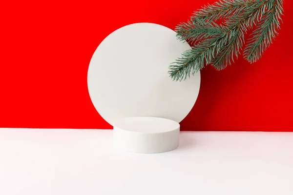 Натрій з різдвяними прикрасами на червоно-білому творчому тлі. Згорнути шаблон для відображення продукту . — стокове фото