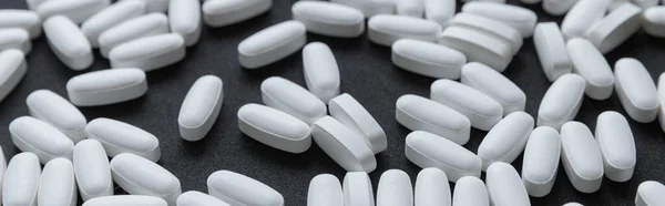 暗い背景の上に白い錠剤のパターン — ストック写真