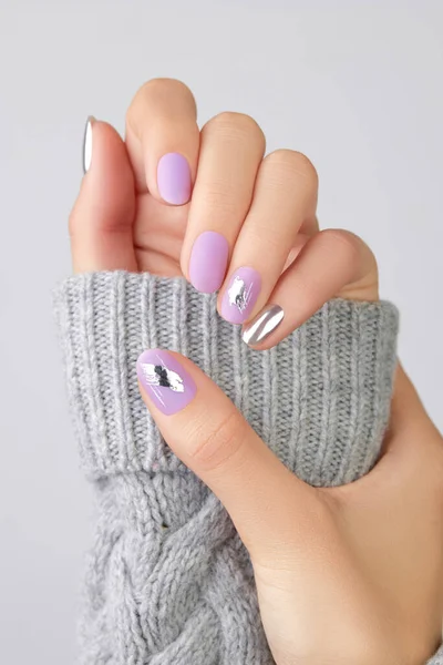 Close-up Frauenhände mit mattem Lavendel und silbernen Nägeln im Pullover — Stockfoto