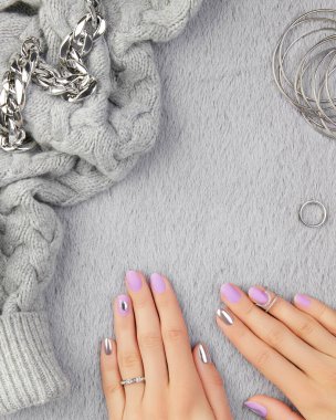 Modaya uygun lavanta manikürlü kadın elleri. Moda kıyafetleri ve aksesuarlar.