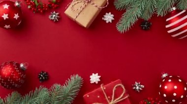 Noel hediye kutularıyla, süslemelerle, Noel ağacı dallarıyla hareket etmeyi kesin. Kırmızı masada hareket ediyor.