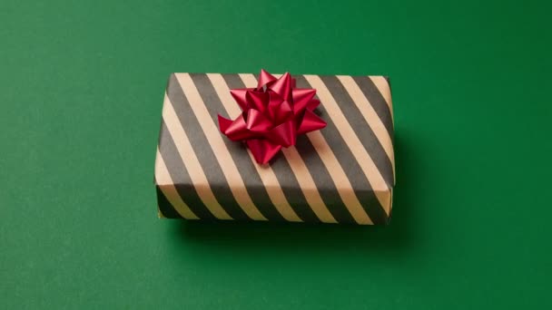 Noel 'de hareket animasyonunu durdur Yeni yıl hediye kutusu yeşil arka planda atlama — Stok video